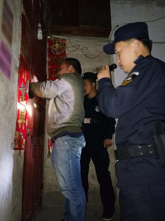 成都粗心妈妈误将幼女锁家中 