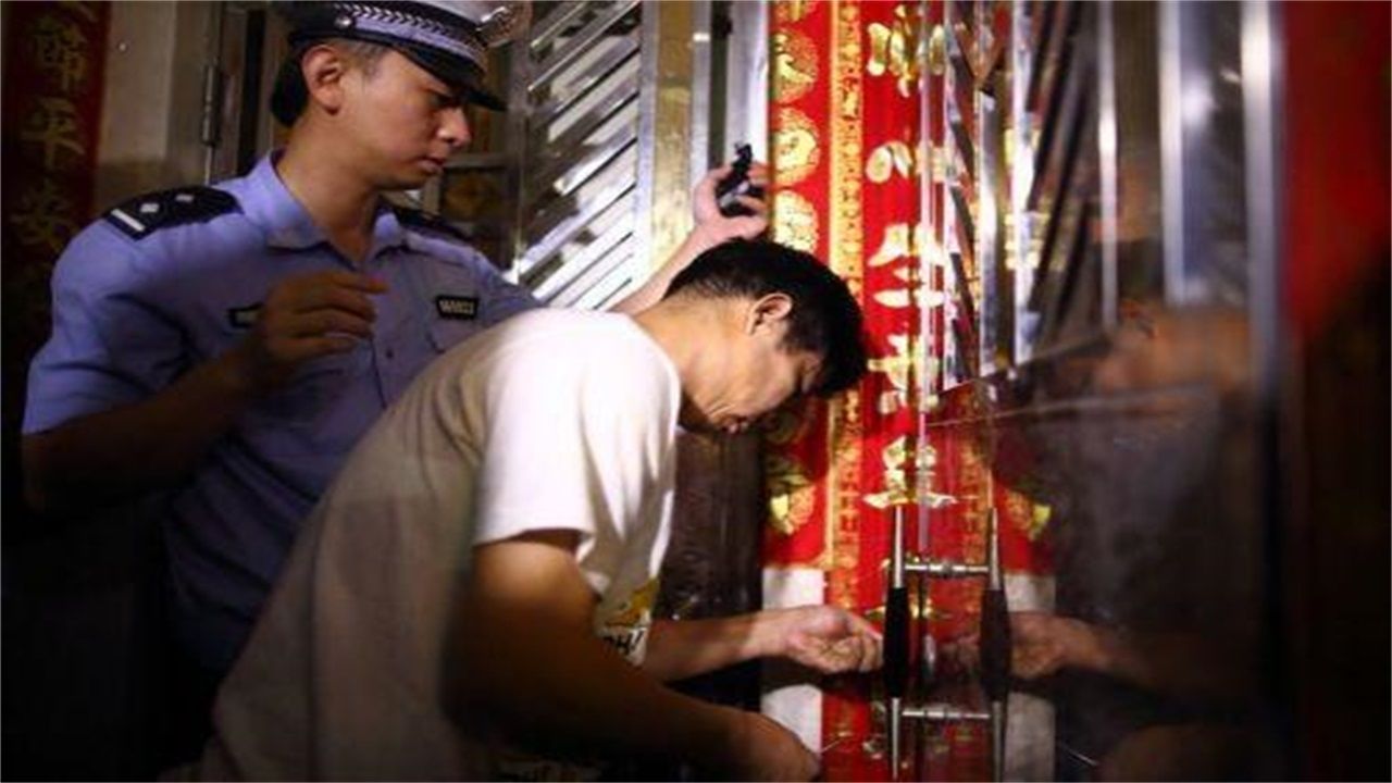 成都请开锁师傅开了锁后，师傅